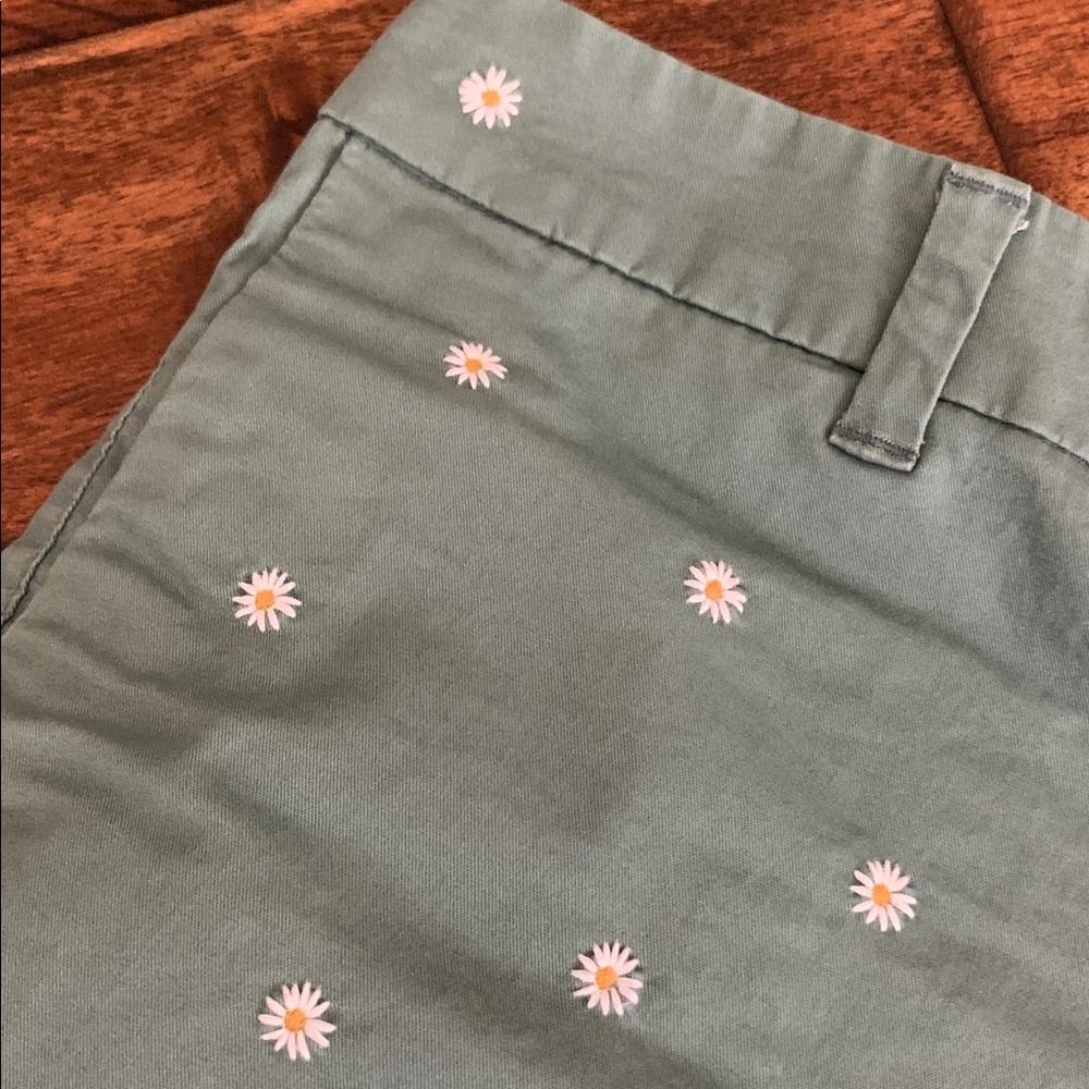Old Navy everyday shorts | green with daisies - Picture 4 of 7